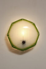 Jednopunktowa mlecznobiała szklana lampa ścienna/kinkiet z zielonym obrysem i symetrycznym ażurowym wzorem, Polska, lata 60. - obrazek 10