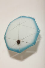 Jednopunktowa mlecznobiała szklana lampa ścienna/kinkiet z niebieskim obrysem i symetrycznym ażurowym wzorem, Polska, lata 60. - obrazek 10