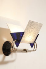 Duża jednopunktowa lampa ścienna/kinkiet "Murana 1680-9" z chromowanym ramieniem, kloszem złożonym z czterech szklanych płytek i z granatowymi półprzepuszczalnymi trójkątnymi uchwytami z tworzywa, Postmodernizm i styl Memphis, projekt Perry King & Santiago Miranda dla Arteluce, Włochy, lata 80. - obrazek 10