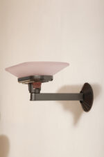 Duża postmodernistyczna jednopunktowa lampa ścienna/kinkiet "Jill" z grafitowym metalowym ramieniem i płytkim szklanym matowym jasno różowym kloszem, projekt Perry King, Santiago Miranda i Gianluigi Arnaldi dla Arteluce, Włochy, wzór z 1978 roku - obrazek 10