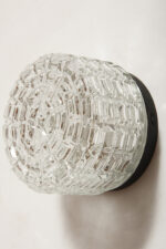 Szklany nieduży jednopunktowy okrągły przezroczysto lodowy kinkiet "Petit" z geometrycznym wzorem osadzony na czarnej metalowej obejmie, Francja, lata 70. - obrazek 10