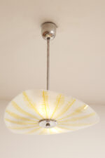 Szklana dwupunktowa trójkątna mlecznobiała z żółtym geometrycznym wzorem lampa sufitowa „Parasolka” na metalowej sztycy, Napako, Czechosłowacja, lata 50/60. - obrazek 10