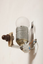 Jednopunktowa mlecznobiała szklana lampa ścienna/kinkiet z żółtym obrysem i symetrycznym ażurowym wzorem, Polska, lata 60. - obrazek 16