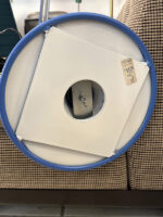 Duża niebieska jednopunktowa lampa biurkowa/podłogowa w kształcie odwróconego "L" z tworzywa sztucznego z metalową okrągłą podstawą "Tube", projekt Anders Pehrson dla Ateljé Lyktan, Space Age, Szwecja, wzór z 1973 roku - obrazek 72