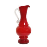 Duży szklany dwuwarstwowy czerwony dzbanek "Verona" z mlecznobiałym wnętrzem i przezroczystym uchem, projekt Ludwik Fiedorowicz, Huta Szkła Gospodarczego "Ząbkowice" w Dąbrowie Górniczej, Polska, wzór z 1982 roku