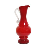 Duży szklany dwuwarstwowy czerwony dzbanek "Verona" z mlecznobiałym wnętrzem i przezroczystym uchem, projekt Ludwik Fiedorowicz, Huta Szkła Gospodarczego "Ząbkowice" w Dąbrowie Górniczej, Polska, wzór z 1982 roku