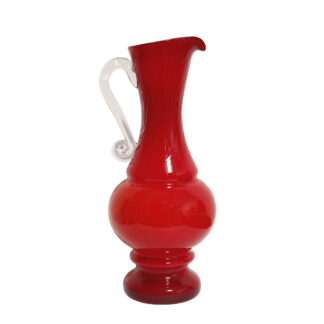 Duży szklany dwuwarstwowy czerwony dzbanek "Verona" z mlecznobiałym wnętrzem i przezroczystym uchem, projekt Ludwik Fiedorowicz, Huta Szkła Gospodarczego "Ząbkowice" w Dąbrowie Górniczej, Polska, wzór z 1982 roku