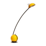 Wysoka jednopunktowa żółta lampa nocna/biurkowa "Alina" z tworzywa (ABS) z regulowaną wysokością nachylenia z czarną podstawą i ruchomym kloszem, Valenti Luce, Włochy, lata 70/80.