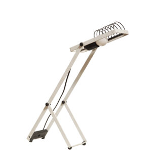 Biała z czarnymi elementami jednopunktowa metalowa lampa biurkowa z serii Syntesi z regulowaną wysokością, projekt Ernesto Gismondi dla Artemide, Włochy, wzór z 1975 roku