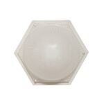 Duża sześcioboczna jednopunktowa mlecznobiała ażurowa lampa ścienna/kinkiet z kloszem z tworzywa (akryl) w kształcie kopuły, Włochy, lata 80.