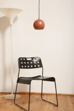 Metalowa jednopunktowa lampa wisząca/sufitowa w kształcie ściętej/otwartej od dołu kuli w kolorze terakotowej czerwieni wisząca na czarnym materiałowym kablu zasilającym, projekt Benny Frandsen dla firmy Frandsen, Dania, po 2000 roku - obrazek 11