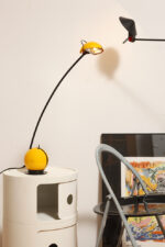 Wysoka jednopunktowa żółta lampa nocna/biurkowa "Alina" z tworzywa (ABS) z regulowaną wysokością nachylenia z czarną podstawą i ruchomym kloszem, Valenti Luce, Włochy, lata 70/80. - obrazek 12