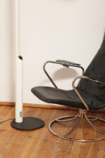 Smukła metalowa minimalistyczna, jednopunktowa, postmodernistyczna biała z czarnymi elementami lampa podłogowa "Veronica", Gianfranco Frattini dla Luci illuminazione (Lucitalia), Włochy, wzór z 1979 roku - obrazek 11