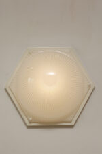 Duża sześcioboczna jednopunktowa mlecznobiała ażurowa lampa ścienna/kinkiet z kloszem z tworzywa (akryl) w kształcie kopuły, Włochy, lata 80. - obrazek 19