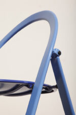Składane metalowe krzesło "Clio" okrągłym granatowym siedziskiem i niebieskim oparciem i nogami, projekt Giorgio Cattelan dla firmy Cidue, Włochy, lata 70. - obrazek 16