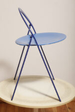 Składane metalowe krzesło "Clio" okrągłym lakierowanym w satynie niebieskim siedziskiem i granatowym oparciem i nogami, projekt Giorgio Cattelan dla firmy Cidue, Włochy, lata 70. - obrazek 16