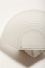 Jednopunktowa lampa ścienna/kinkiet w stylu Art Deco w kształcie wachlarza ze szklanym reliefowym matowym kloszem osadzonym na metalowej podstawie, Egoluce, Włochy, lata 80. - obrazek 16