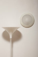 Duża stożkowata jednopunktowa lampa ścienna/kinkiet "Onda" / "Fala" z białą okrągłą metalową oprawą i akrylowym mlecznobiałym półprzepuszczalnym dyfuzorem w promieniście rozchodzącymi się liniami w środku, projekt Ezio Didone dla firmy Arteluce, Włochy, lata 80. - obrazek 11