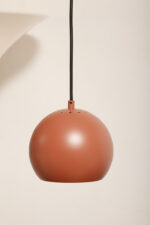 Metalowa jednopunktowa lampa wisząca/sufitowa w kształcie ściętej/otwartej od dołu kuli w kolorze terakotowej czerwieni wisząca na czarnym materiałowym kablu zasilającym, projekt Benny Frandsen dla firmy Frandsen, Dania, po 2000 roku - obrazek 12