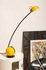 Wysoka jednopunktowa żółta lampa nocna/biurkowa "Alina" z tworzywa (ABS) z regulowaną wysokością nachylenia z czarną podstawą i ruchomym kloszem, Valenti Luce, Włochy, lata 70/80. - obrazek 13
