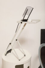 Biała z czarnymi elementami jednopunktowa metalowa lampa biurkowa z serii Syntesi z regulowaną wysokością, projekt Ernesto Gismondi dla Artemide, Włochy, wzór z 1975 roku - obrazek 11
