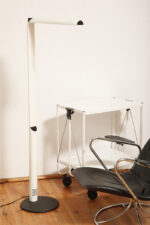 Smukła metalowa minimalistyczna, jednopunktowa, postmodernistyczna biała z czarnymi elementami lampa podłogowa "Veronica", Gianfranco Frattini dla Luci illuminazione (Lucitalia), Włochy, wzór z 1979 roku - obrazek 12