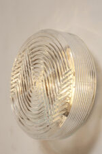 Jednopunktowa okrągła lampa ścienna/kinkiet ze szklanym reliefowym przeźroczystym kloszem w stylu Art Deco w czarnej metalowej oprawie, firma Prisma, Włochy, lata 80. - obrazek 12