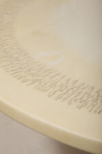 Masywny i ciężki stolik kawowy / pomocnik / typu "Tulip" z okrągłym kamiennym/marmurowym blatem na metalowej rozszerzającej się do dołu nodze w stylu projektów Eero Saarinena, Space Age, Włochy, lata 70. - obrazek 23