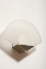 Jednopunktowa lampa ścienna/kinkiet w stylu Art Deco w kształcie wachlarza ze szklanym reliefowym matowym kloszem osadzonym na metalowej podstawie, Egoluce, Włochy, lata 80. - obrazek 17