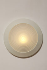 Duża stożkowata jednopunktowa lampa ścienna/kinkiet "Onda" / "Fala" z białą okrągłą metalową oprawą i akrylowym mlecznobiałym półprzepuszczalnym dyfuzorem w promieniście rozchodzącymi się liniami w środku, projekt Ezio Didone dla firmy Arteluce, Włochy, lata 80. - obrazek 12