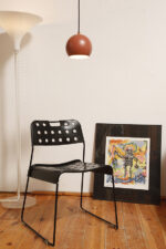 Metalowa jednopunktowa lampa wisząca/sufitowa w kształcie ściętej/otwartej od dołu kuli w kolorze terakotowej czerwieni wisząca na czarnym materiałowym kablu zasilającym, projekt Benny Frandsen dla firmy Frandsen, Dania, po 2000 roku - obrazek 13