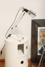 Biała z czarnymi elementami jednopunktowa metalowa lampa biurkowa z serii Syntesi z regulowaną wysokością, projekt Ernesto Gismondi dla Artemide, Włochy, wzór z 1975 roku - obrazek 12