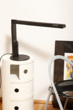 Czarna minimalistyczna jednopunktowa lampa biurkowa ze ściemniaczem "Abele" z metalu i tworzywa, projekt Gianfranco Frattini dla firmy Luci illuminazione (Lucitalia), Włochy, wzór z 1979 roku - obrazek 13