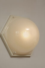 Duża sześcioboczna jednopunktowa mlecznobiała ażurowa lampa ścienna/kinkiet z kloszem z tworzywa (akryl) w kształcie kopuły, Włochy, lata 80. - obrazek 21