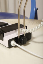 Jasno różowa z czarnymi elementami jednopunktowa metalowa modułowa lampa biurkowa z regulowaną wysokością ruchomego klosza, Typ DZ9/11, projekt Jozef Mára dla Kovos Teplice/Tesla, Czechosłowacja, lata 70. - obrazek 13