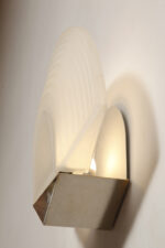 Jednopunktowa lampa ścienna/kinkiet w stylu Art Deco w kształcie wachlarza ze szklanym reliefowym matowym kloszem osadzonym na metalowej podstawie, Egoluce, Włochy, lata 80. - obrazek 11