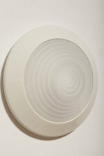 Duża stożkowata jednopunktowa lampa ścienna/kinkiet "Onda" / "Fala" z białą okrągłą metalową oprawą i akrylowym mlecznobiałym półprzepuszczalnym dyfuzorem w promieniście rozchodzącymi się liniami w środku, projekt Ezio Didone dla firmy Arteluce, Włochy, lata 80. - obrazek 13