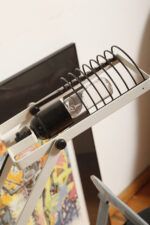 Biała z czarnymi elementami jednopunktowa metalowa lampa biurkowa z serii Syntesi z regulowaną wysokością, projekt Ernesto Gismondi dla Artemide, Włochy, wzór z 1975 roku - obrazek 13