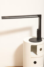 Czarna minimalistyczna jednopunktowa lampa biurkowa ze ściemniaczem "Abele" z metalu i tworzywa, projekt Gianfranco Frattini dla firmy Luci illuminazione (Lucitalia), Włochy, wzór z 1979 roku - obrazek 14