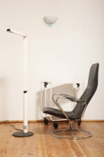 Jednopunktowa metalowa biała lampa ścienna/kinkiet w stylu Memphis z jasnozielonym przeźroczystym otokiem z tworzywa, Niemcy, 2000 rok - obrazek 10