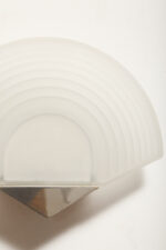 Jednopunktowa lampa ścienna/kinkiet w stylu Art Deco w kształcie wachlarza ze szklanym reliefowym matowym kloszem osadzonym na metalowej podstawie, Egoluce, Włochy, lata 80. - obrazek 18