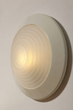 Duża stożkowata jednopunktowa lampa ścienna/kinkiet "Onda" / "Fala" z białą okrągłą metalową oprawą i akrylowym mlecznobiałym półprzepuszczalnym dyfuzorem w promieniście rozchodzącymi się liniami w środku, projekt Ezio Didone dla firmy Arteluce, Włochy, lata 80. - obrazek 14