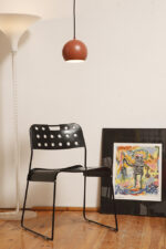 Metalowa jednopunktowa lampa wisząca/sufitowa w kształcie ściętej/otwartej od dołu kuli w kolorze terakotowej czerwieni wisząca na czarnym materiałowym kablu zasilającym, projekt Benny Frandsen dla firmy Frandsen, Dania, po 2000 roku - obrazek 15