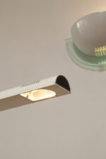 Smukła metalowa minimalistyczna, jednopunktowa, postmodernistyczna biała z czarnymi elementami lampa podłogowa "Veronica", Gianfranco Frattini dla Luci illuminazione (Lucitalia), Włochy, wzór z 1979 roku - obrazek 15