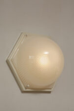 Duża sześcioboczna jednopunktowa mlecznobiała ażurowa lampa ścienna/kinkiet z kloszem z tworzywa (akryl) w kształcie kopuły, Włochy, lata 80. - obrazek 23