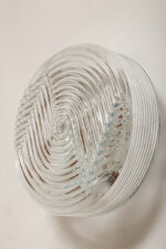 Jednopunktowa okrągła lampa ścienna/kinkiet ze szklanym reliefowym przeźroczystym kloszem w stylu Art Deco w czarnej metalowej oprawie, firma Prisma, Włochy, lata 80. - obrazek 15