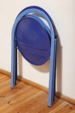 Składane metalowe krzesło "Clio" okrągłym granatowym siedziskiem i niebieskim oparciem i nogami, projekt Giorgio Cattelan dla firmy Cidue, Włochy, lata 70. - obrazek 17
