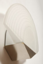 Jednopunktowa lampa ścienna/kinkiet w stylu Art Deco w kształcie wachlarza ze szklanym reliefowym matowym kloszem osadzonym na metalowej podstawie, Egoluce, Włochy, lata 80. - obrazek 10