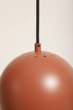 Metalowa jednopunktowa lampa wisząca/sufitowa w kształcie ściętej/otwartej od dołu kuli w kolorze terakotowej czerwieni wisząca na czarnym materiałowym kablu zasilającym, projekt Benny Frandsen dla firmy Frandsen, Dania, po 2000 roku - obrazek 16