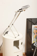 Biała z czarnymi elementami jednopunktowa metalowa lampa biurkowa z serii Syntesi z regulowaną wysokością, projekt Ernesto Gismondi dla Artemide, Włochy, wzór z 1975 roku - obrazek 15